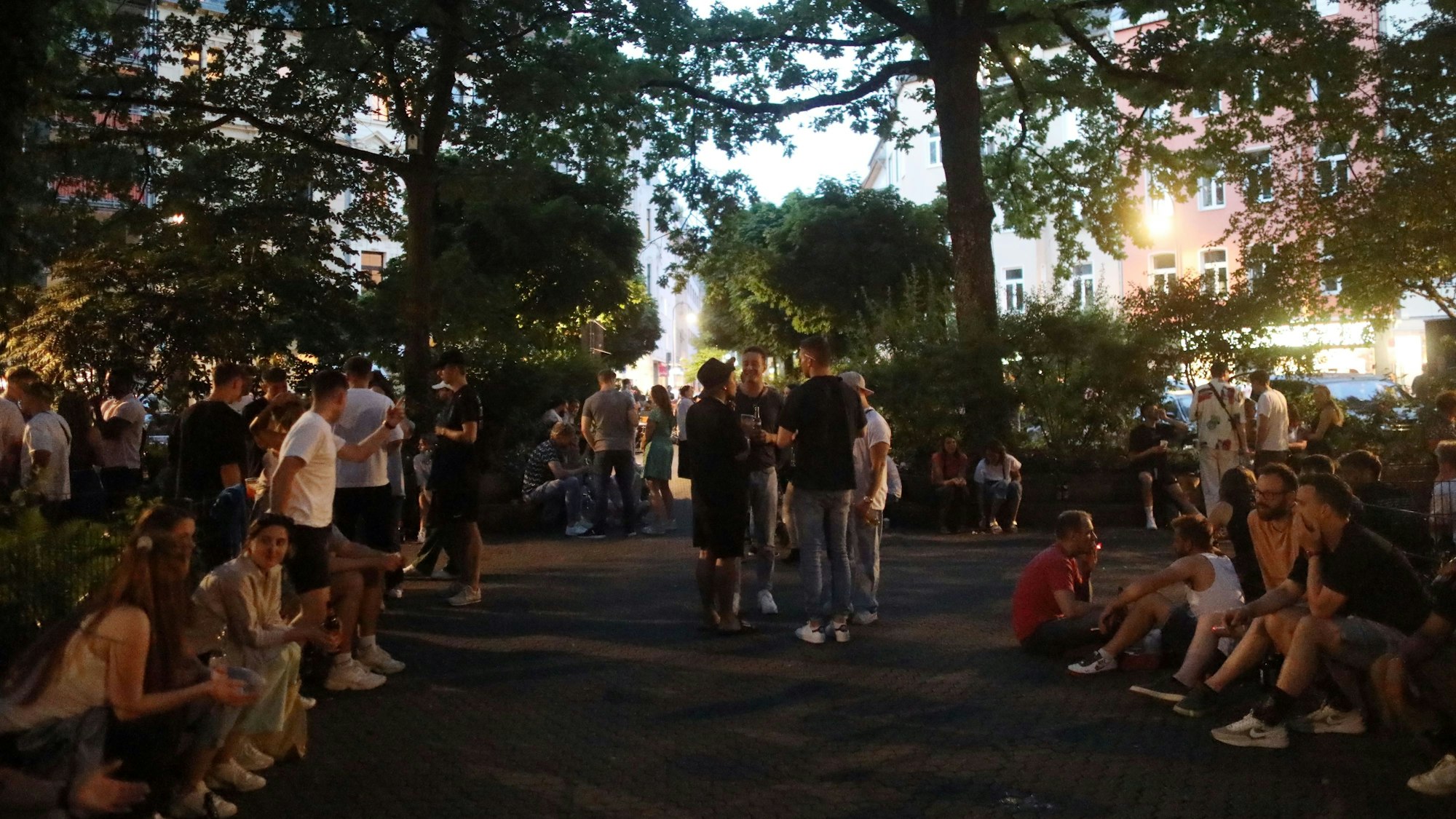 Menschen genießen den Frühsommer auf dem Brüsseler Platz.