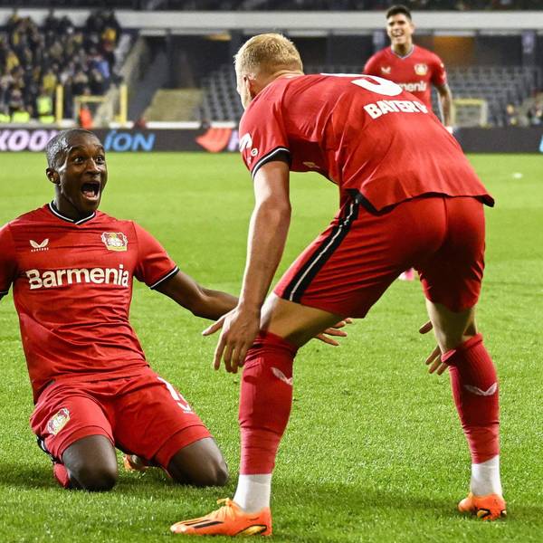 Moussa Diaby freut sich mit Mitchel Bakker über das 1:0.