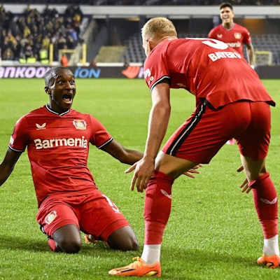 Moussa Diaby freut sich mit Mitchel Bakker über das 1:0.