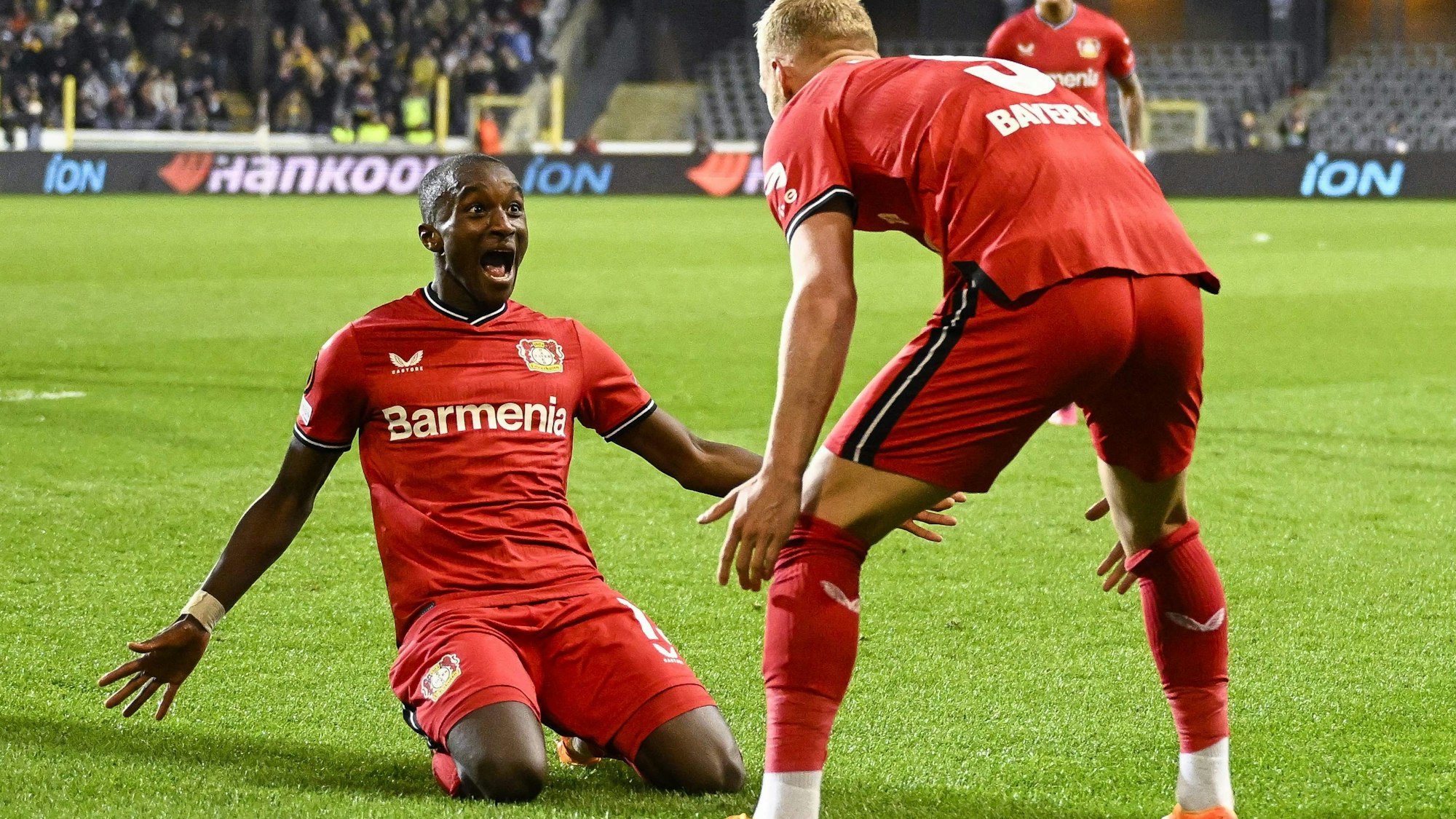 Moussa Diaby freut sich mit Mitchel Bakker über das 1:0.