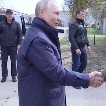Ein vom Kreml veröffentlichtes Video soll Wladimir Putin am 17. April bei einem „Frontbesuch“ im ukrainischen Cherson zeigen. Die Ukraine bezweifelt die Echtheit der Aufnahmen – Experten weisen auf Unstimmigkeiten hin.
