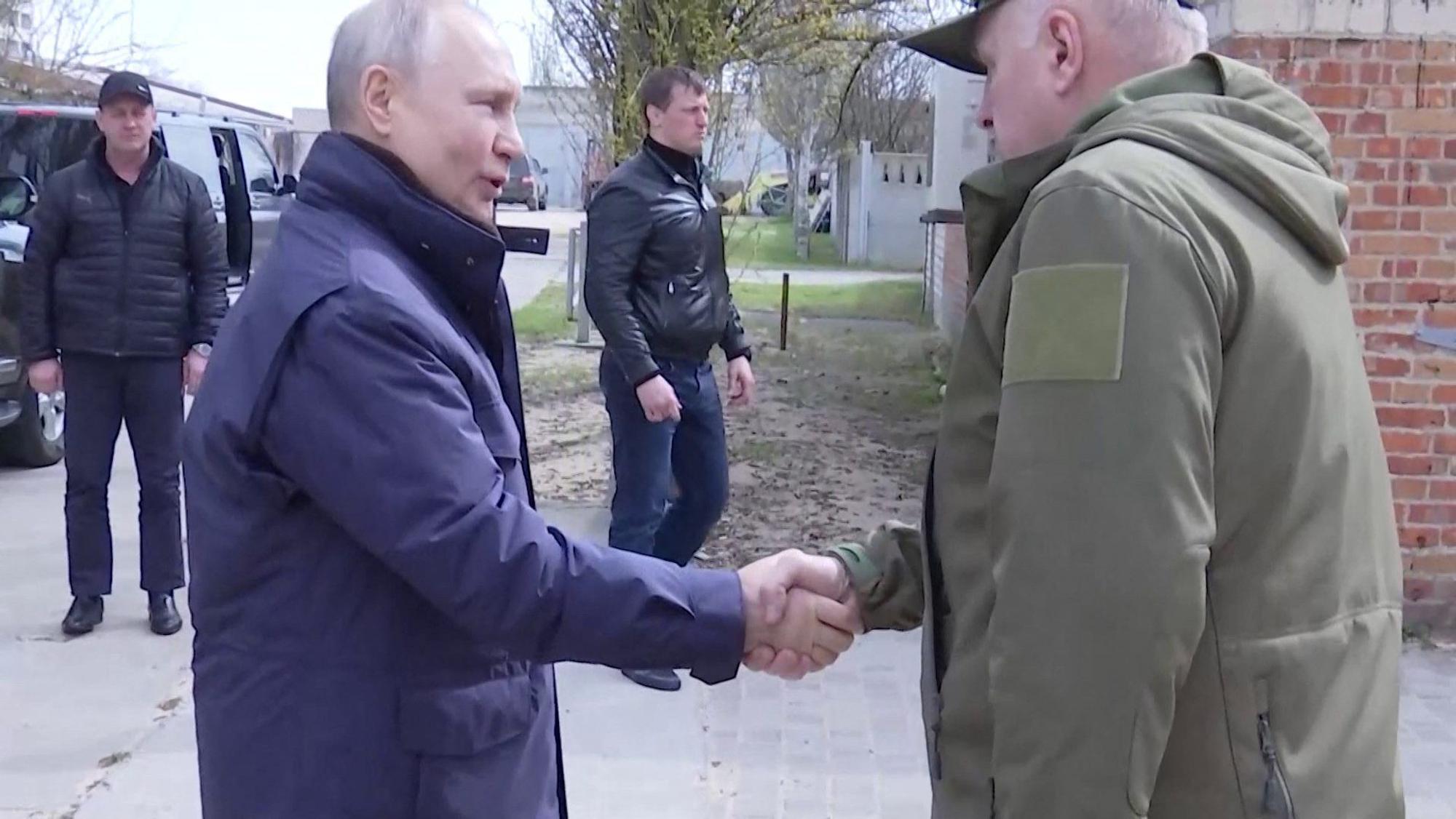 Ein vom Kreml veröffentlichtes Video soll Wladimir Putin am 17. April bei einem „Frontbesuch“ im ukrainischen Cherson zeigen. Die Ukraine bezweifelt die Echtheit der Aufnahmen – Experten weisen auf Unstimmigkeiten hin.