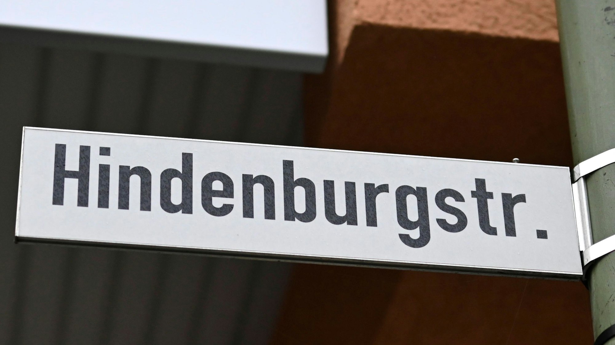 Ein Straßenschild mit der Aufschrift „Hindenburgstraße“.
