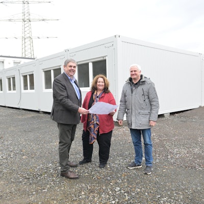 Für die Stadtverwaltung Rösrath zeigten der Beigeordnete Ulrich Kowalewski, Bürgermeisterin Bondina Schulze und Christian Thönelt (v. l.) Anfang 2023 neue Flüchtlingsunterkünfte in der Hans-Katzer-Straße. Nun sollen weitere Container an der Brander Straße folgen.