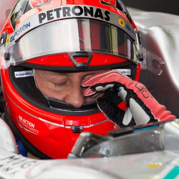Formel-1-Weltmeister Michael Schumacher sitzt in einem Formel-1-Wagen des deutschen Rennstalls Mercedes. Er trägt seinen markanten roten Helm.