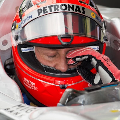 Formel-1-Weltmeister Michael Schumacher sitzt in einem Formel-1-Wagen des deutschen Rennstalls Mercedes. Er trägt seinen markanten roten Helm.