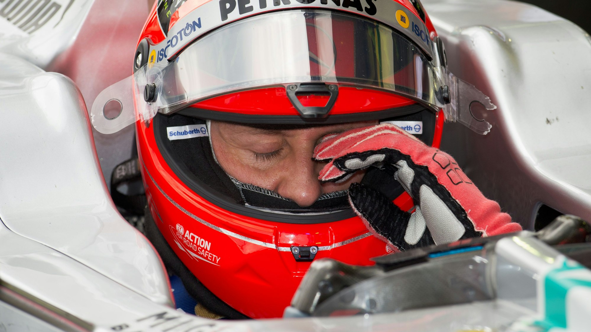 Formel-1-Weltmeister Michael Schumacher sitzt in einem Formel-1-Wagen des deutschen Rennstalls Mercedes. Er trägt seinen markanten roten Helm.