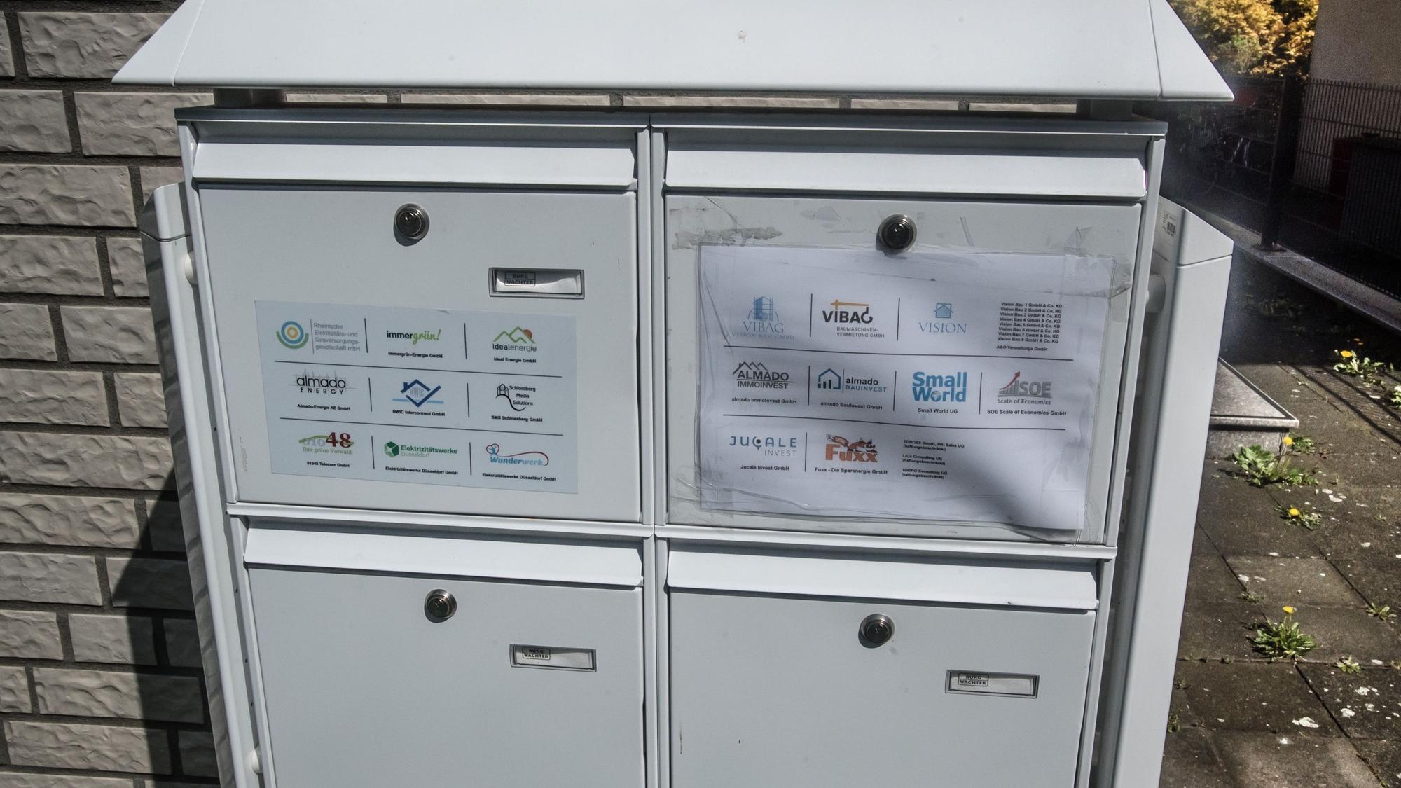 Die Briefkästen mit vielen Firmenaufklebern in der Lohrstraße 81
