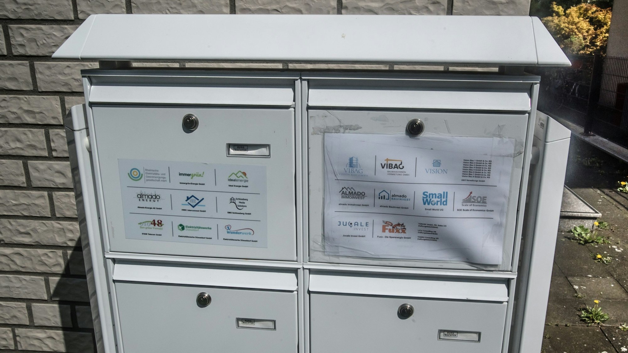 Hitdorf, Lohrstraße 81: Firmenschilder auf einem Briefkasten