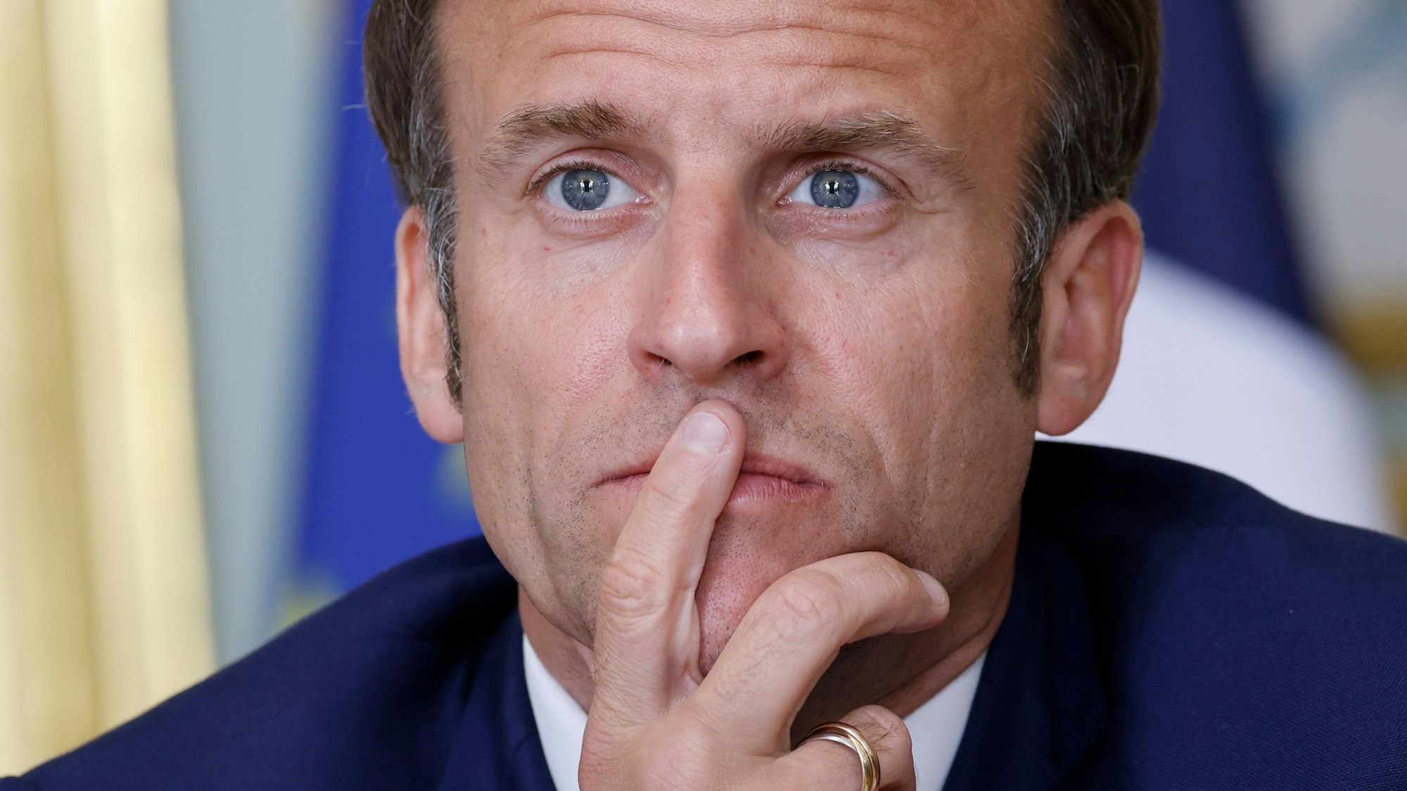 Emmanuel Macron sieht in die Ferne
