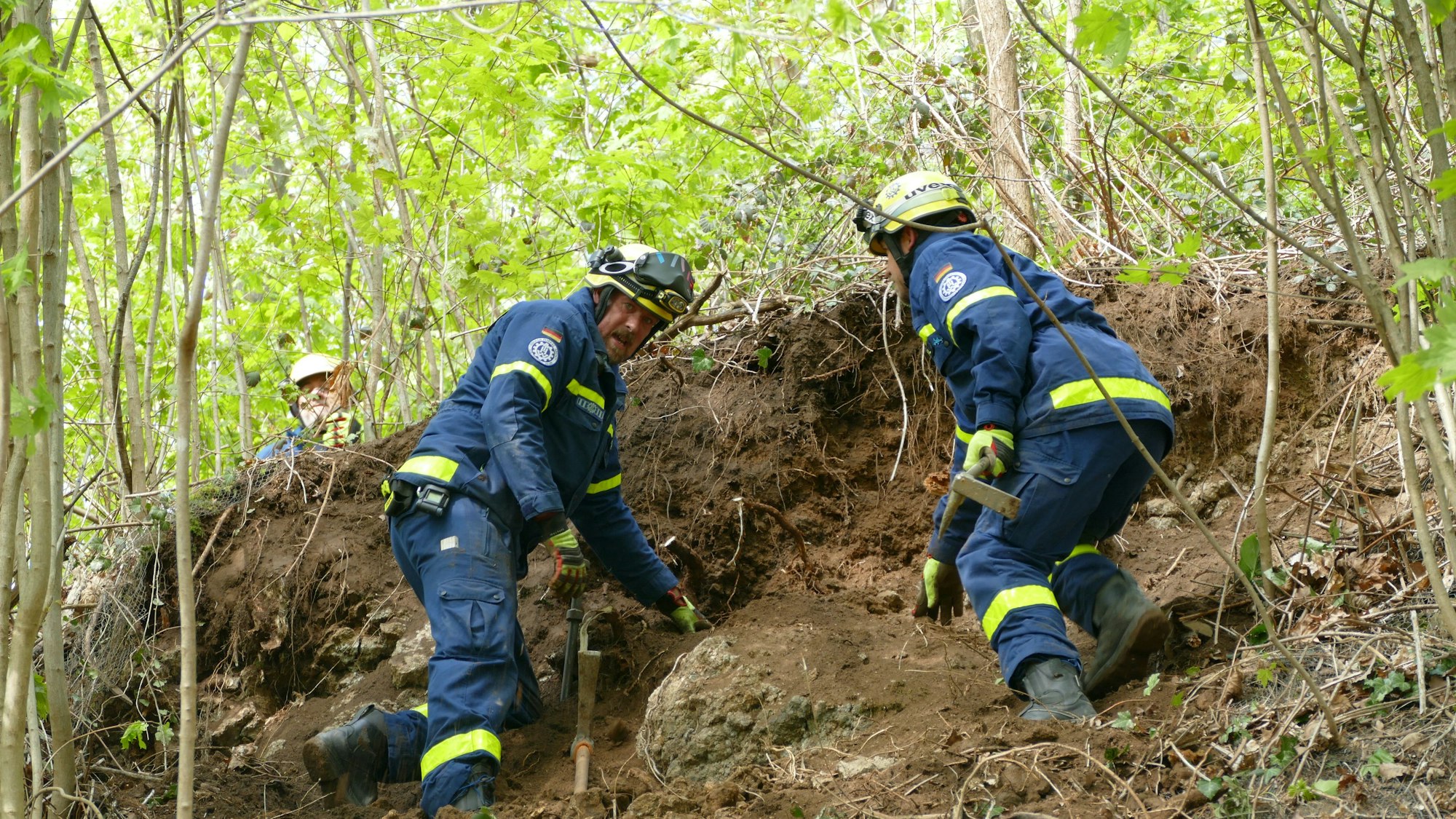 Kräfte des THW an einem Hang.