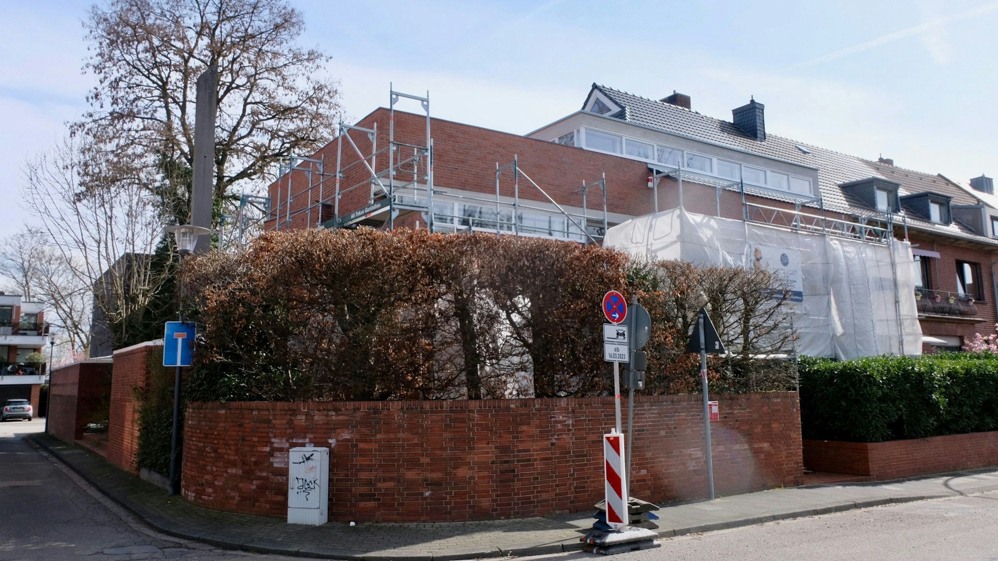 Das Wohnhaus Ungers von außen mit Gerüst.