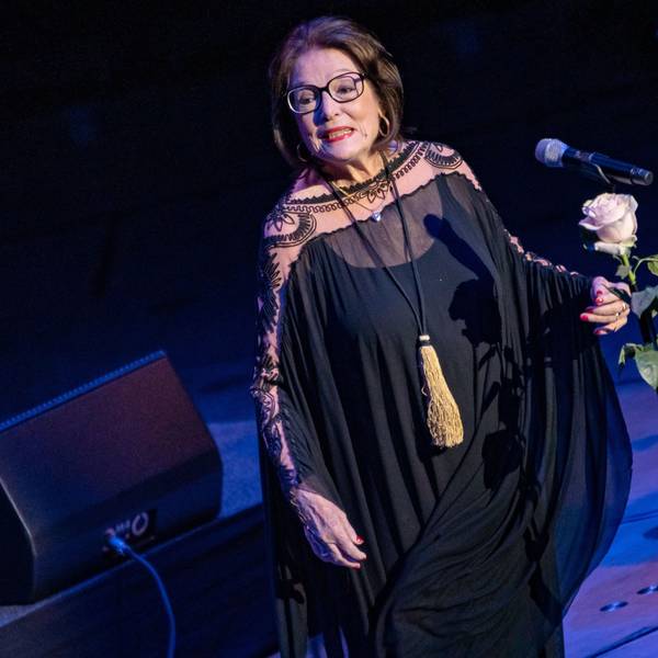 Nana Mouskouri auf der Bühne.