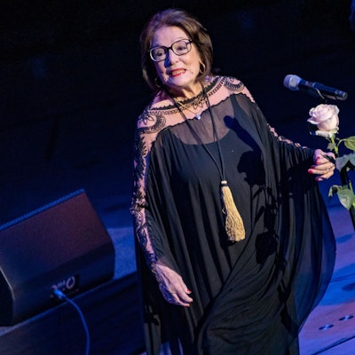 Nana Mouskouri auf der Bühne.