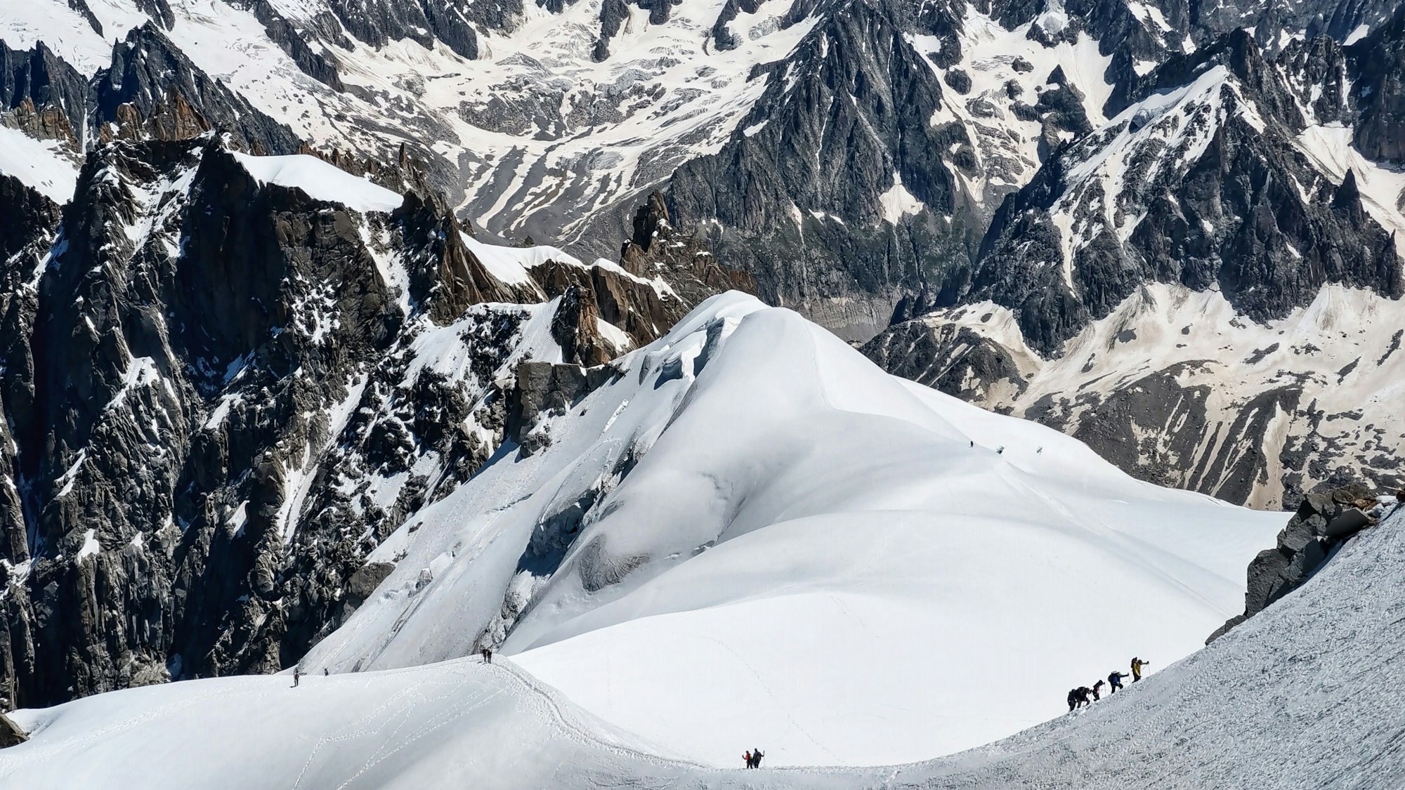 Kletterer auf dem Weg zum Mont Blanc an der französisch-italienischen Grenze. Am Mittwoch starben zwei deutsche Bergsteiger beim Versuch den Berg zu besteigen. (Archivbild)