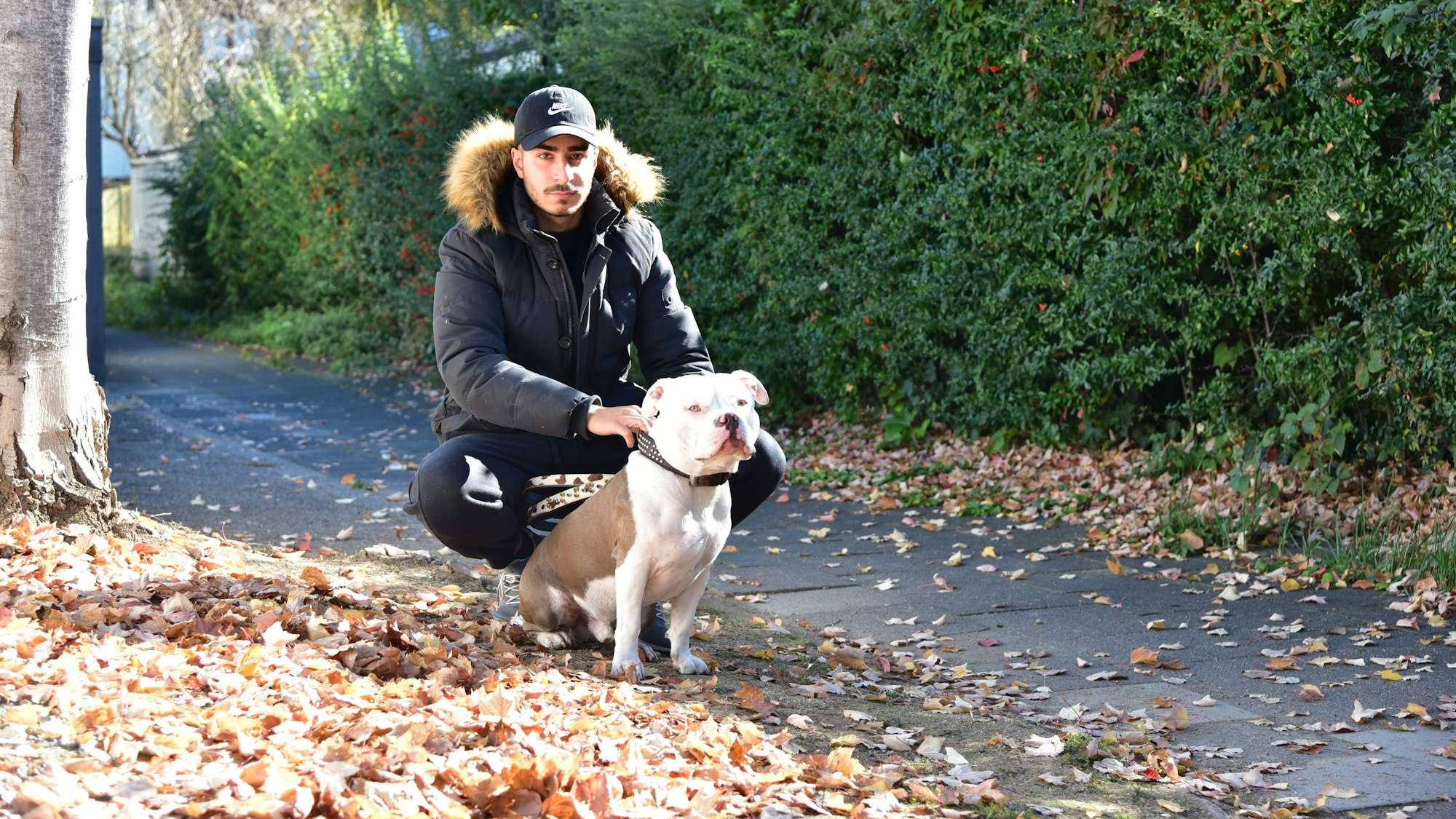 An dieser Stelle entdeckten Herrchen Onur C. und Bulldogge Bonez das Baby in Porz.