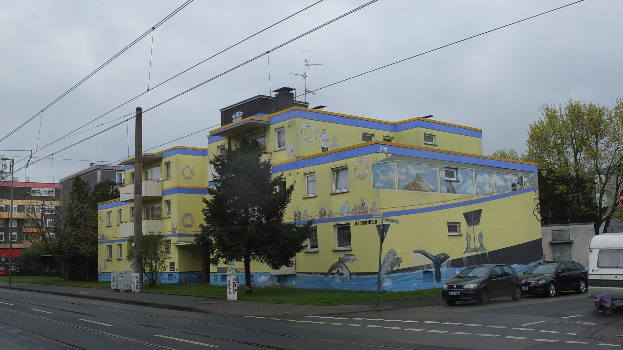 Ein Haus in Neuehrenfeld ist so wie ein Schiff angemalt.