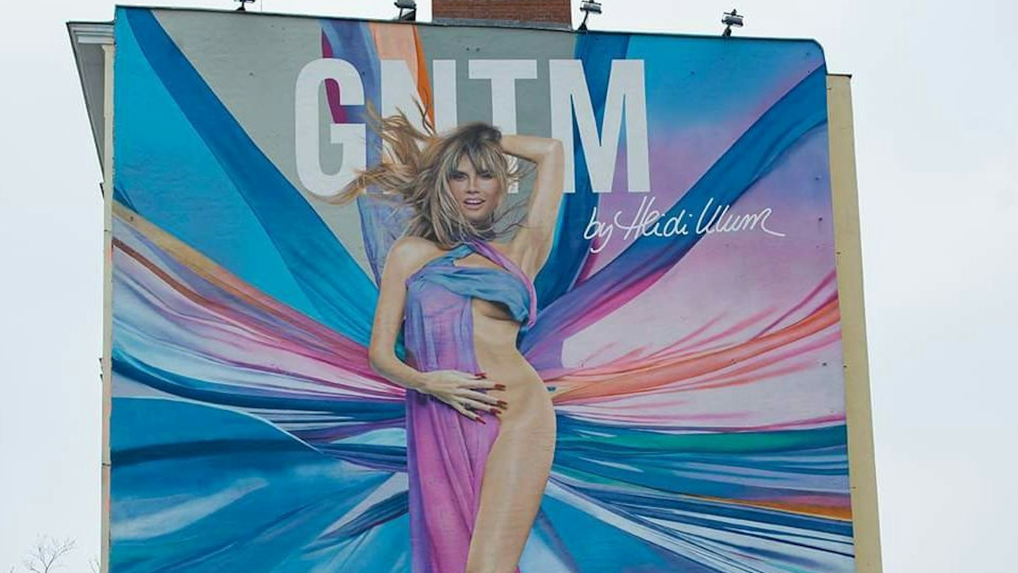 Von Conzen bemalte Wand in Berlin mit einem Motiv zu Heidi Klums GNTM-Show.