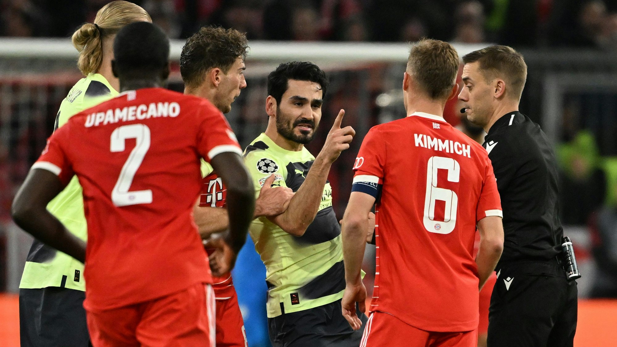 Manchester Citys Ilkay Gündogan (M) streitet sich mit Münchens Joshua Kimmich.