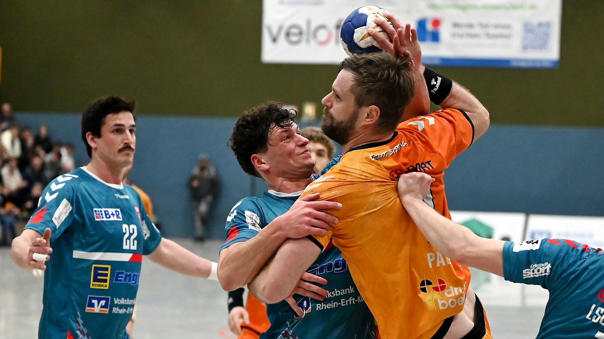 24.03.2023, Handball-Bergische Panther - Longericher SC
rechts: Henning Padeken (Panther)
mitte: Lukas Schulz (Longerich)
Foto: Uli Herhaus