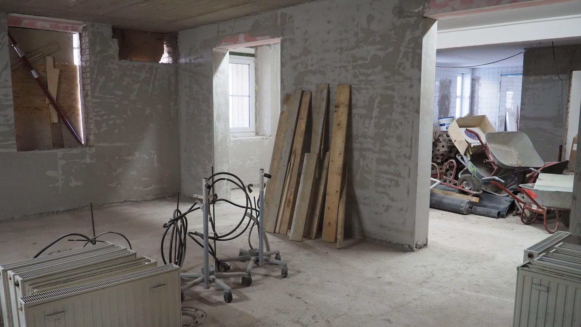 Das Foto zeigt das Krankenhaus als Baustelle: Bis auf die nackten Mauern musste das Gebäude entkernt werden. So sah es stellenweise noch im Januar aus.