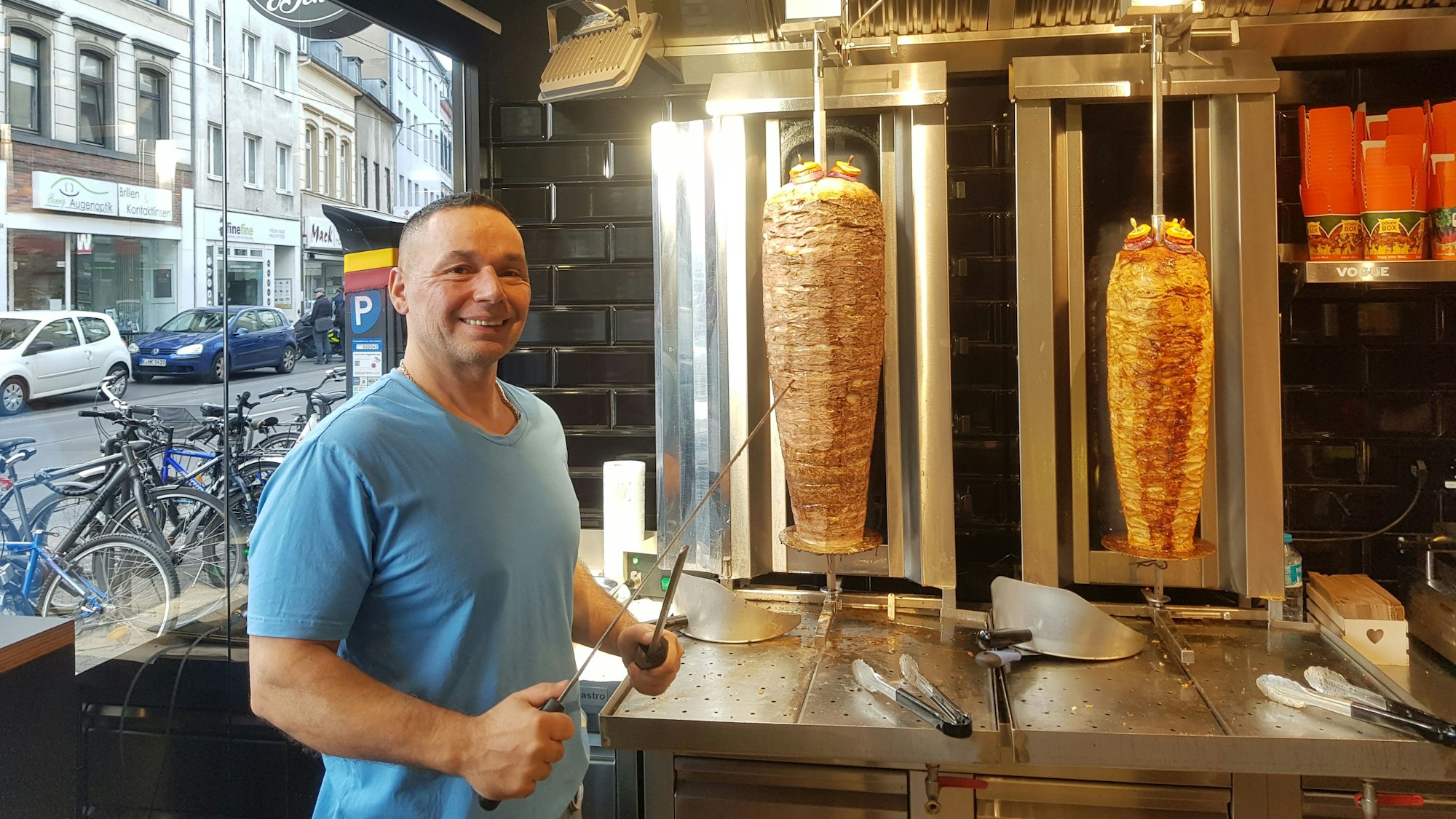 Fahri Cakir steht mit einem Dönermesser in der Hand in seinem Dönerladen „All Mann´s“ in Köln-Zollstock.