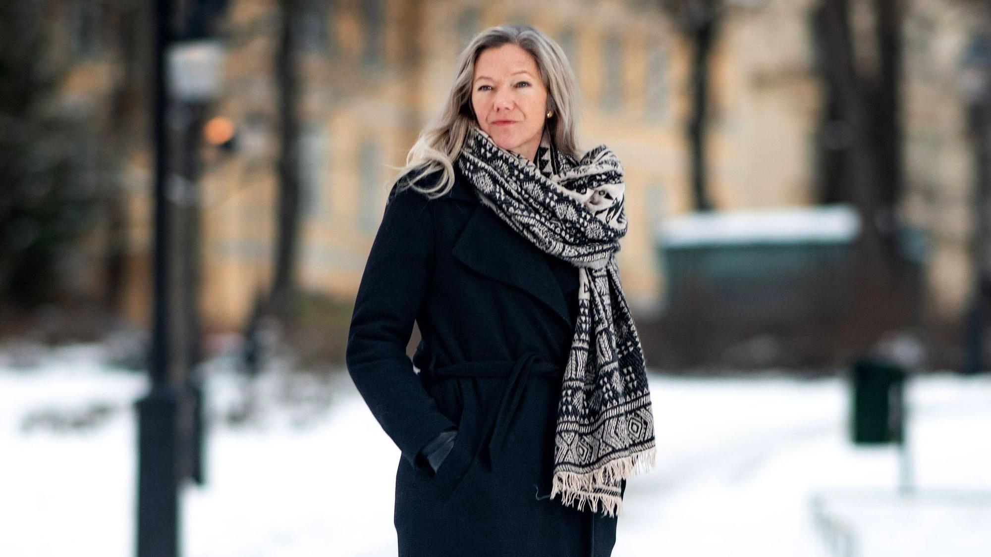 Die norwegische Autorin Maja Lunde mit Schal vor einem Haus und Bäumen im Schnee.