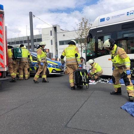 Bei dem Unfall am 20. April 2023 am Busbahnhof wurde eine Fußgängerin von einem Linienbus überrollt.