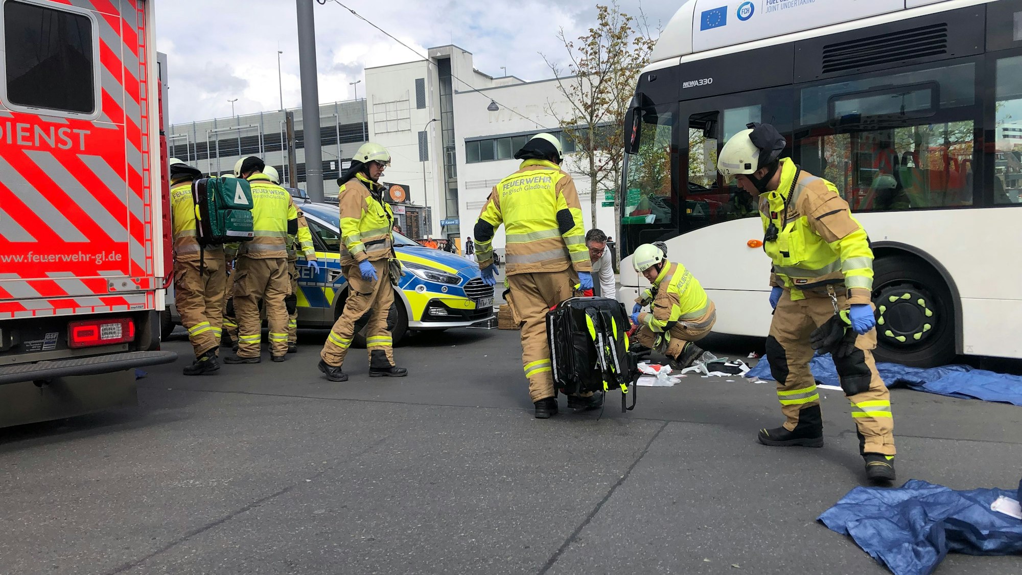 Großeinsatz am Bergisch Gladbacher S-Bahnhof für eine schwer verletzte Frau, die unter einem Bus eingeklemmt war.
