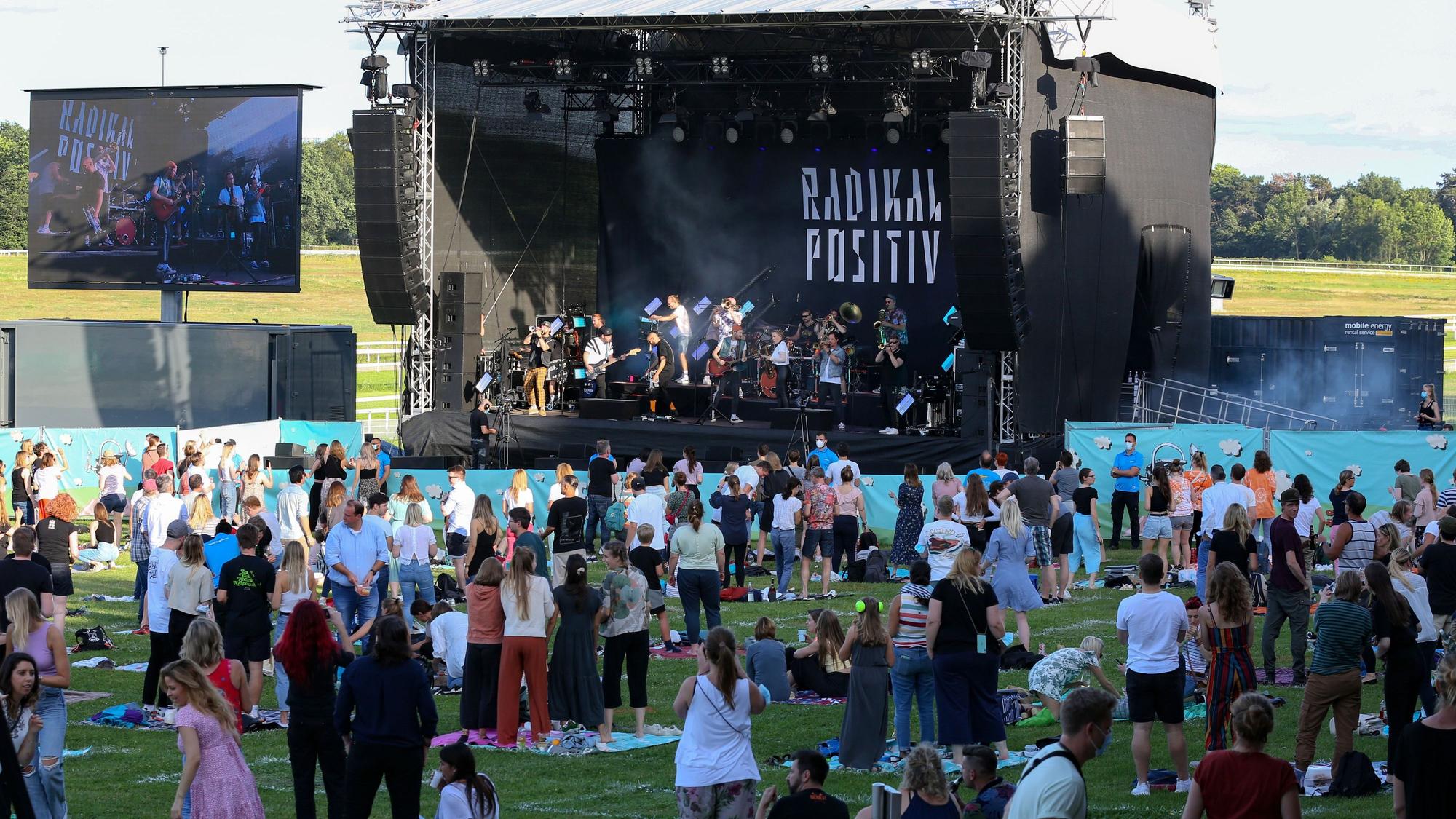 Picknick-Konzert von Querbeat auf der Pferderennbahn in Weidenpesch.
