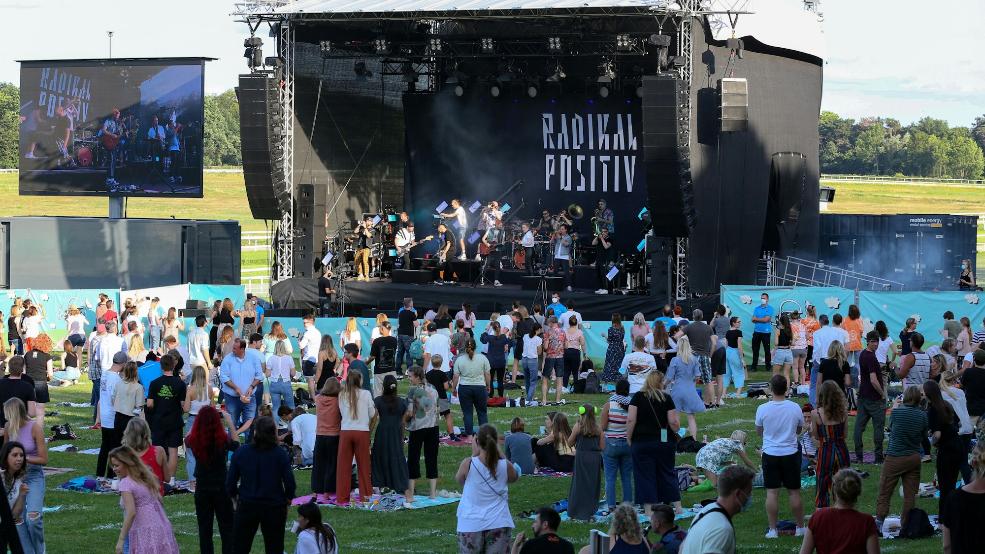 Picknick-Konzert von Querbeat auf der Pferderennbahn in Weidenpesch.