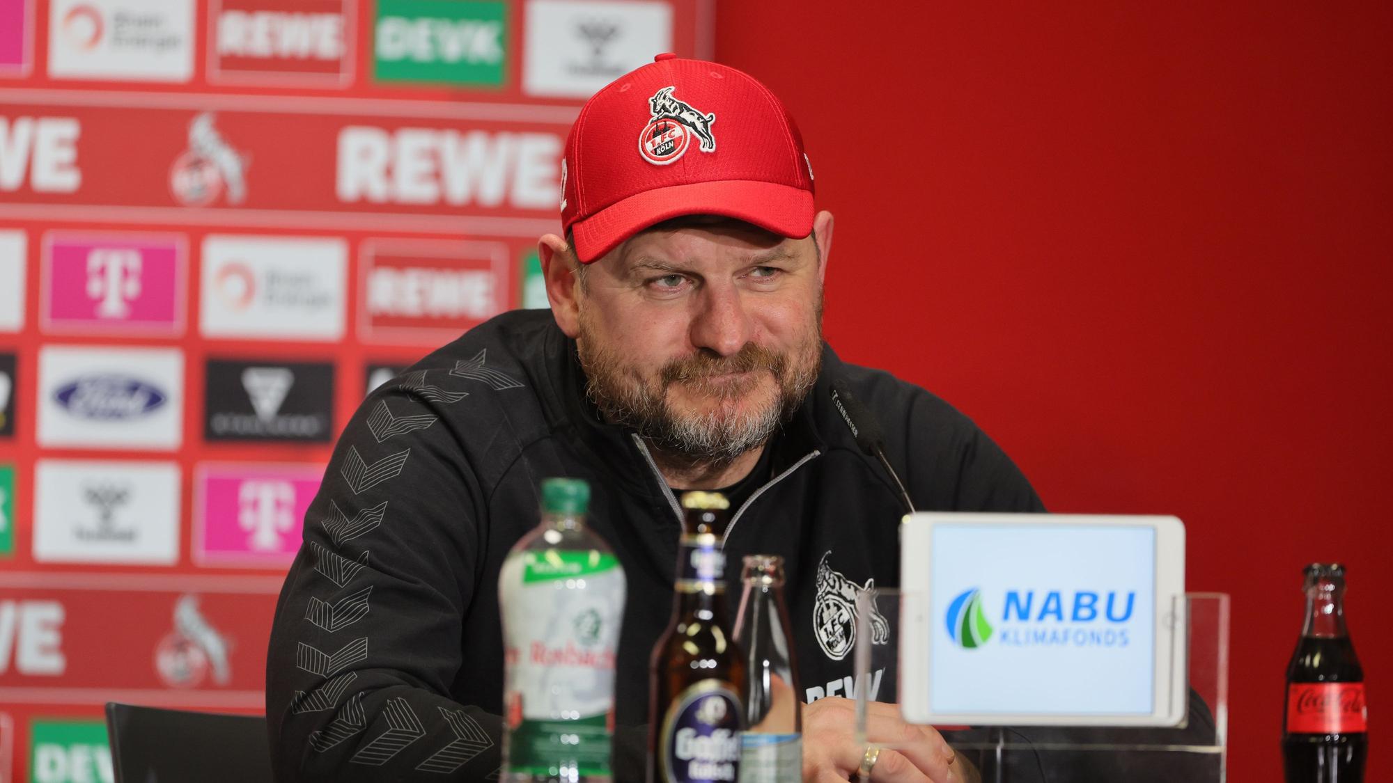 Steffen Baumgart während einer Pressekonferenz am Geißbockheim.
