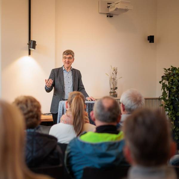 Dr. Michael Bongardt von der Universität Siegen spricht im Kulturbahnhof.