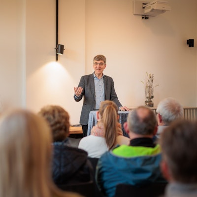 Dr. Michael Bongardt von der Universität Siegen spricht im Kulturbahnhof.