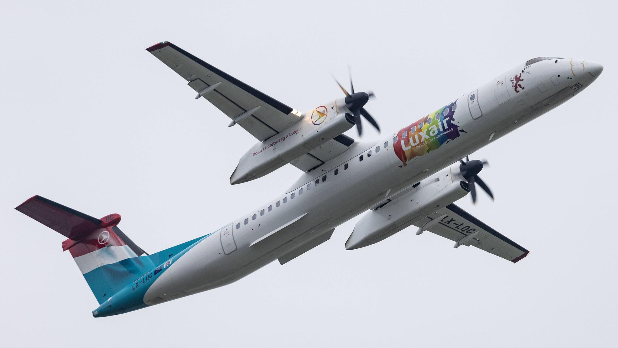 Ein Flugzeug der luxemburgischen Fluggesellschaft Luxair vom Typ De Havilland CD 8-400 startet am Flughafen Hamburg. (Symbolbild)