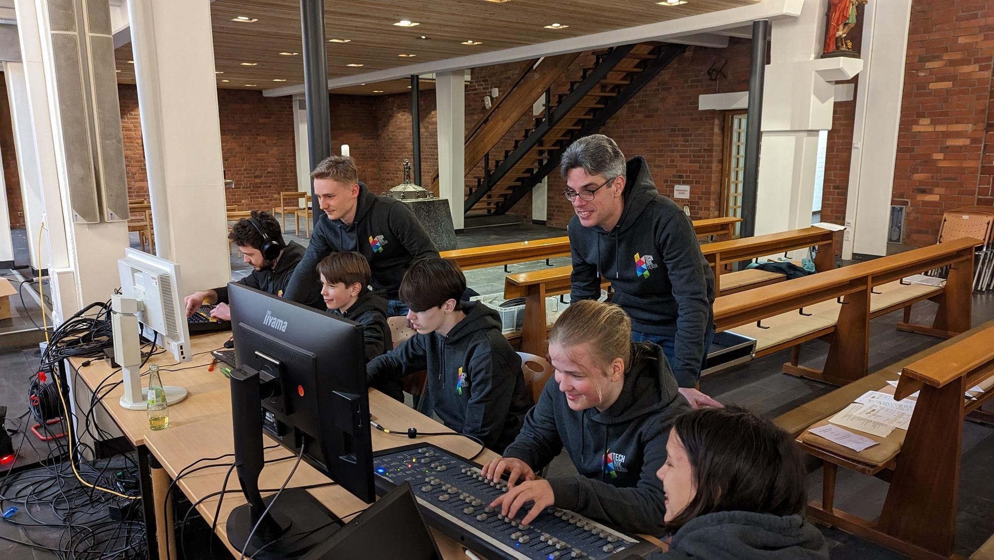 Das Team sitzt an der Technik.