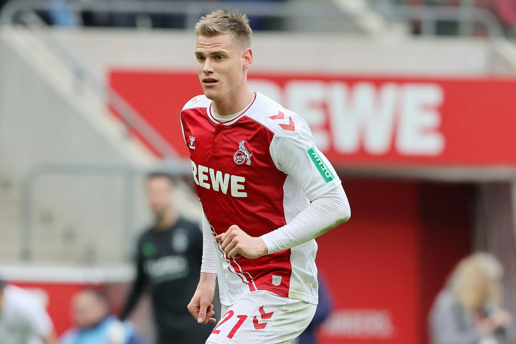 Steffen Tigges stürmt für den 1. FC Köln im Derby gegen Borussia Mönchengladbach.