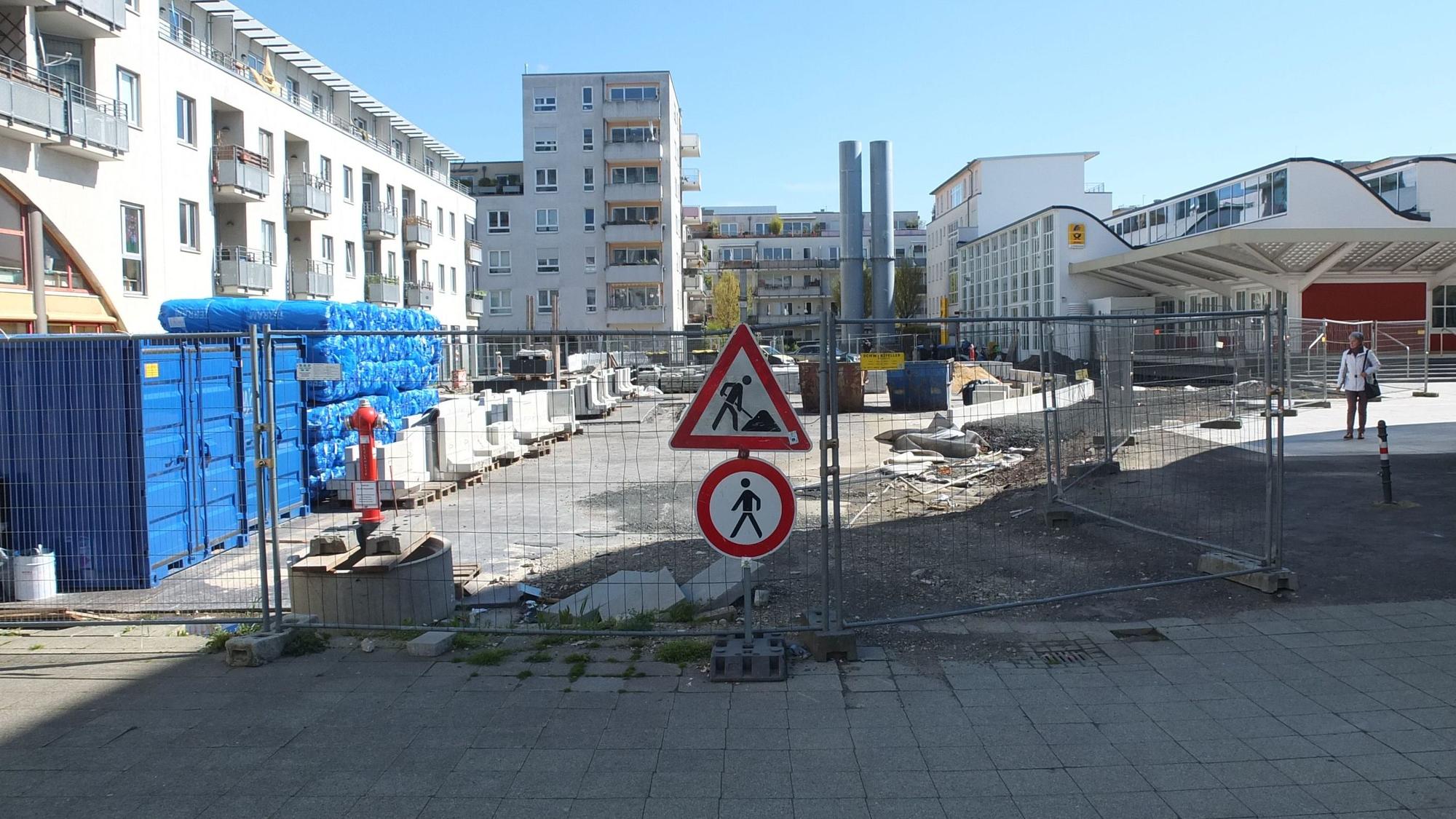 Bauzäune und Baumaterial stehen auf einem umschlossenen Innenhof, der Teil des Kölnisch Quartiers ist.