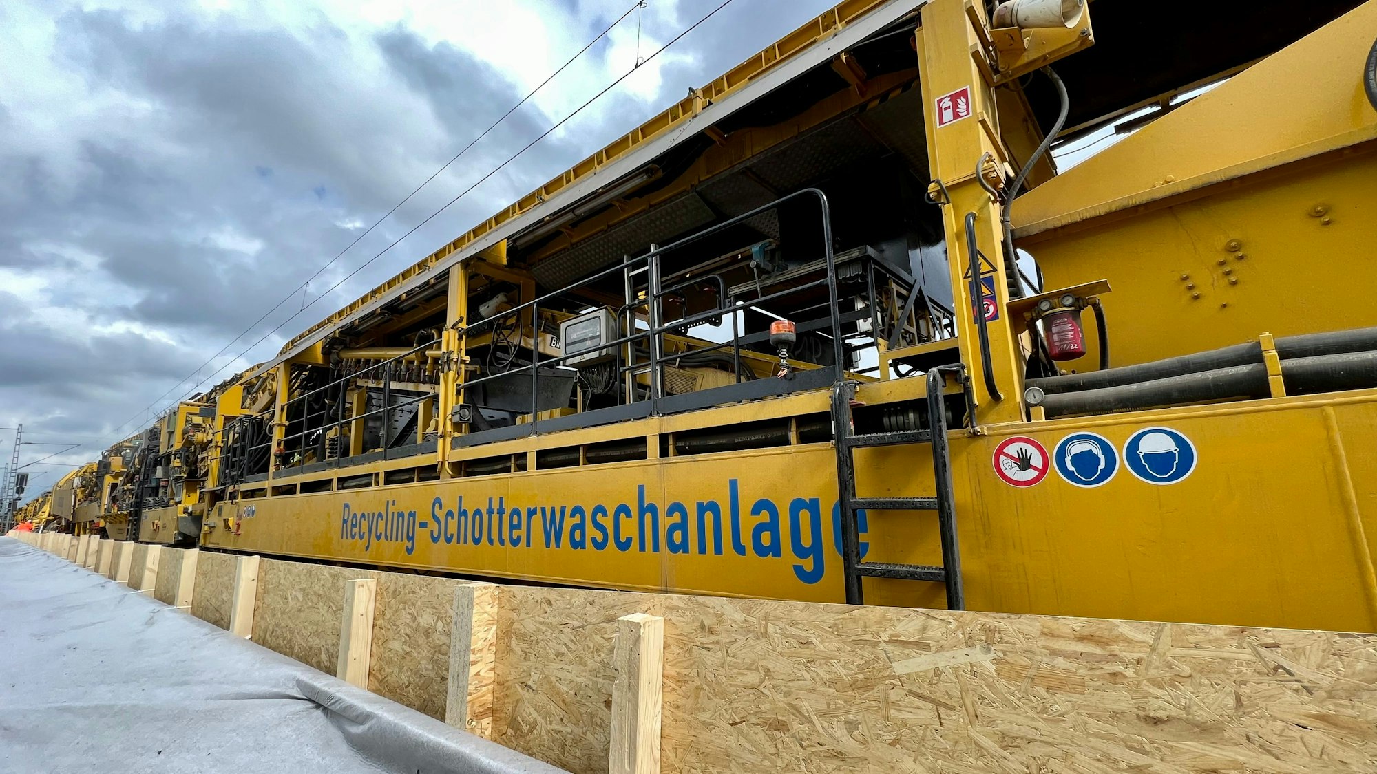 Gleisbettungsarbeiten bei Alkenrath mit dem Bauzug PM200-2R