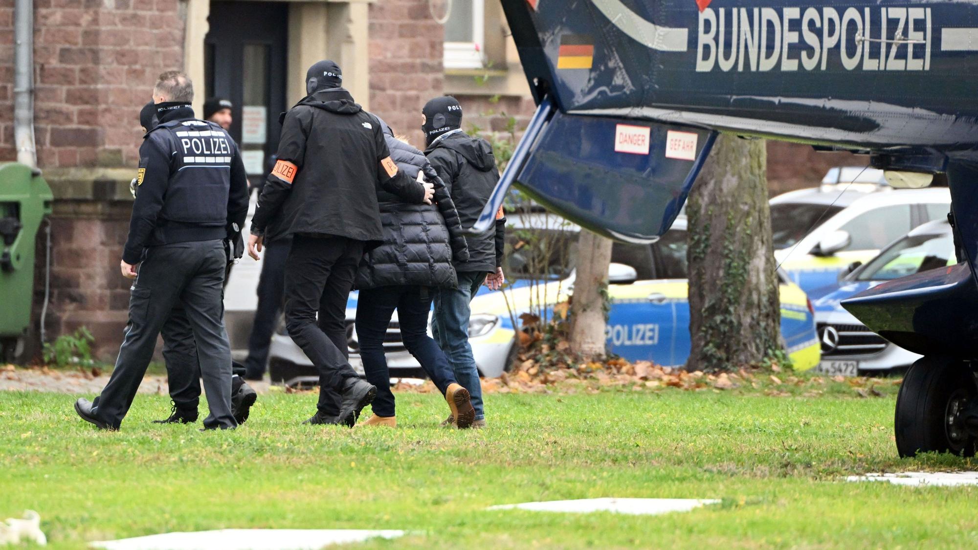 Dezember 2022: Polizisten führen eine Person aus einem Hubschrauber, die im Zuge der Razzia gegen Prinz Reuß festgenommen worden war.