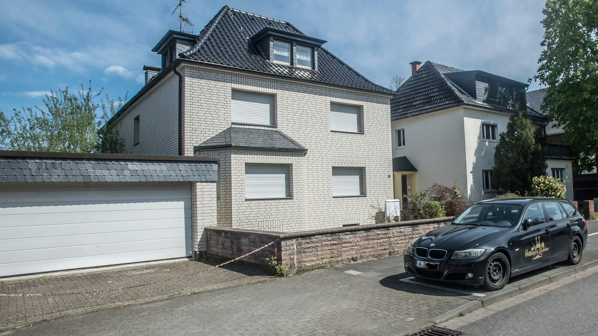 Im Haus Lohrstraße 81 in Hitdorf sind die Rollläden heruntergelassen. Aber es ist Sitz von 29 Unternehmen.