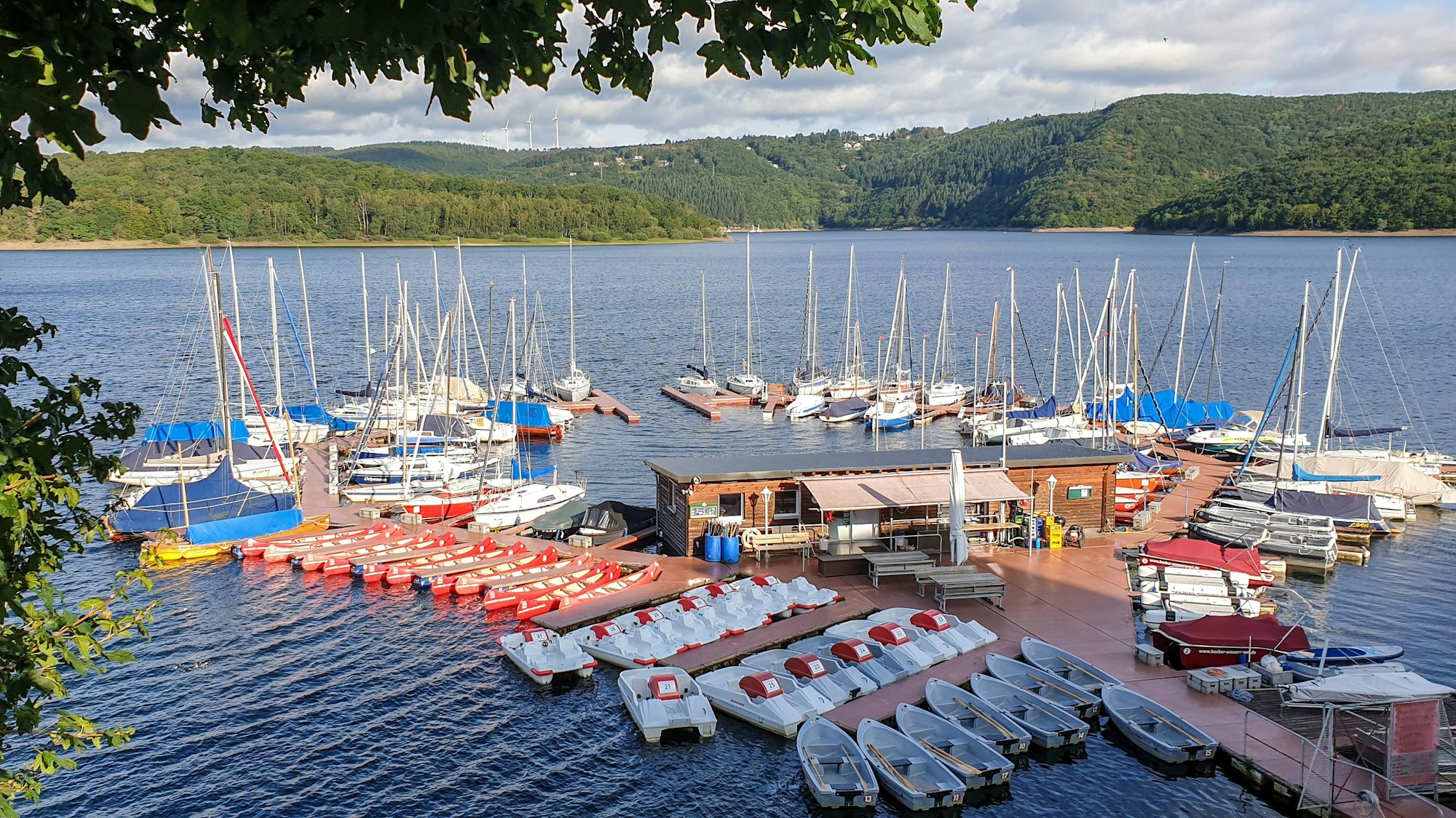 Segelboote an einer Steganlage am Rursee bei Schwammenauel.