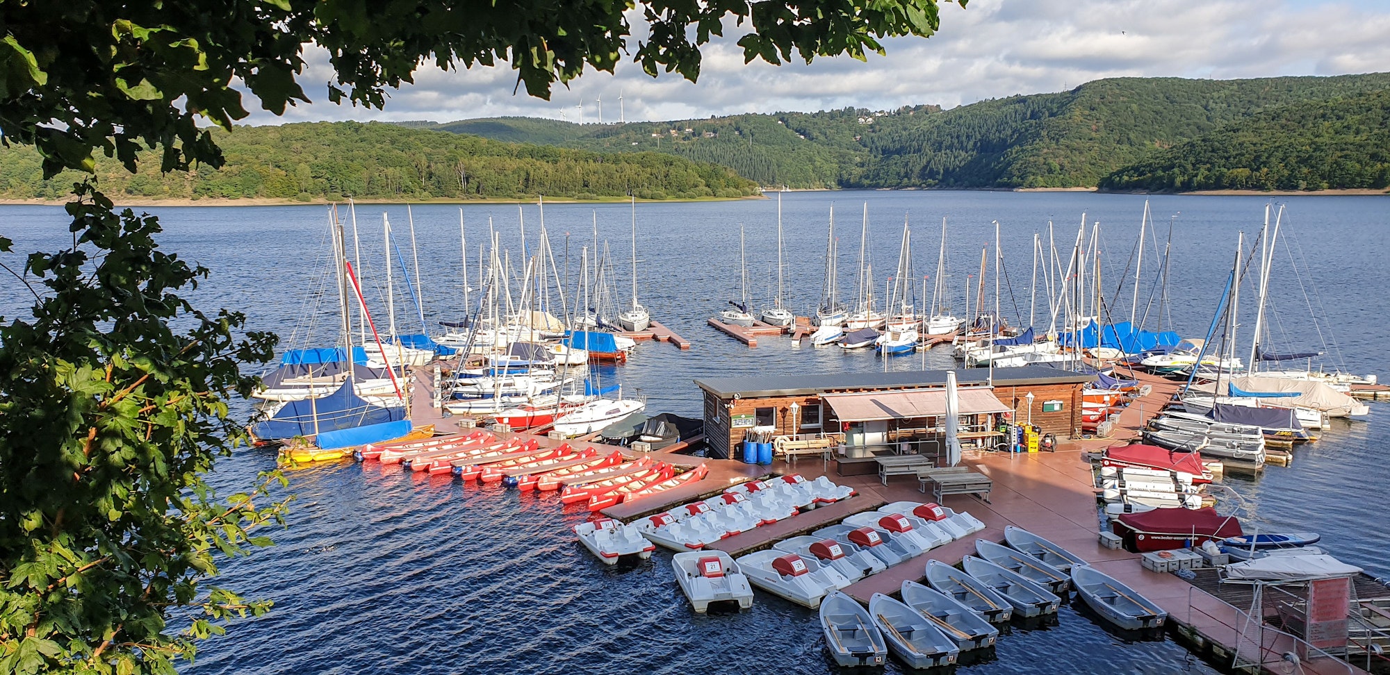 Segelboote an einer Steganlage am Rursee bei Schwammenauel.