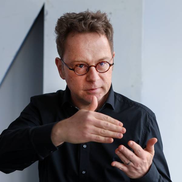 Schiedsrichter-Experte Alex Feuerherdt gestikuliert.