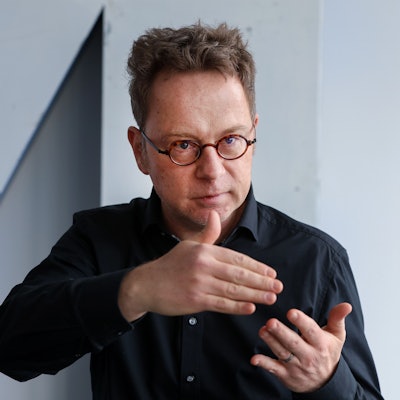 Schiedsrichter-Experte Alex Feuerherdt gestikuliert.