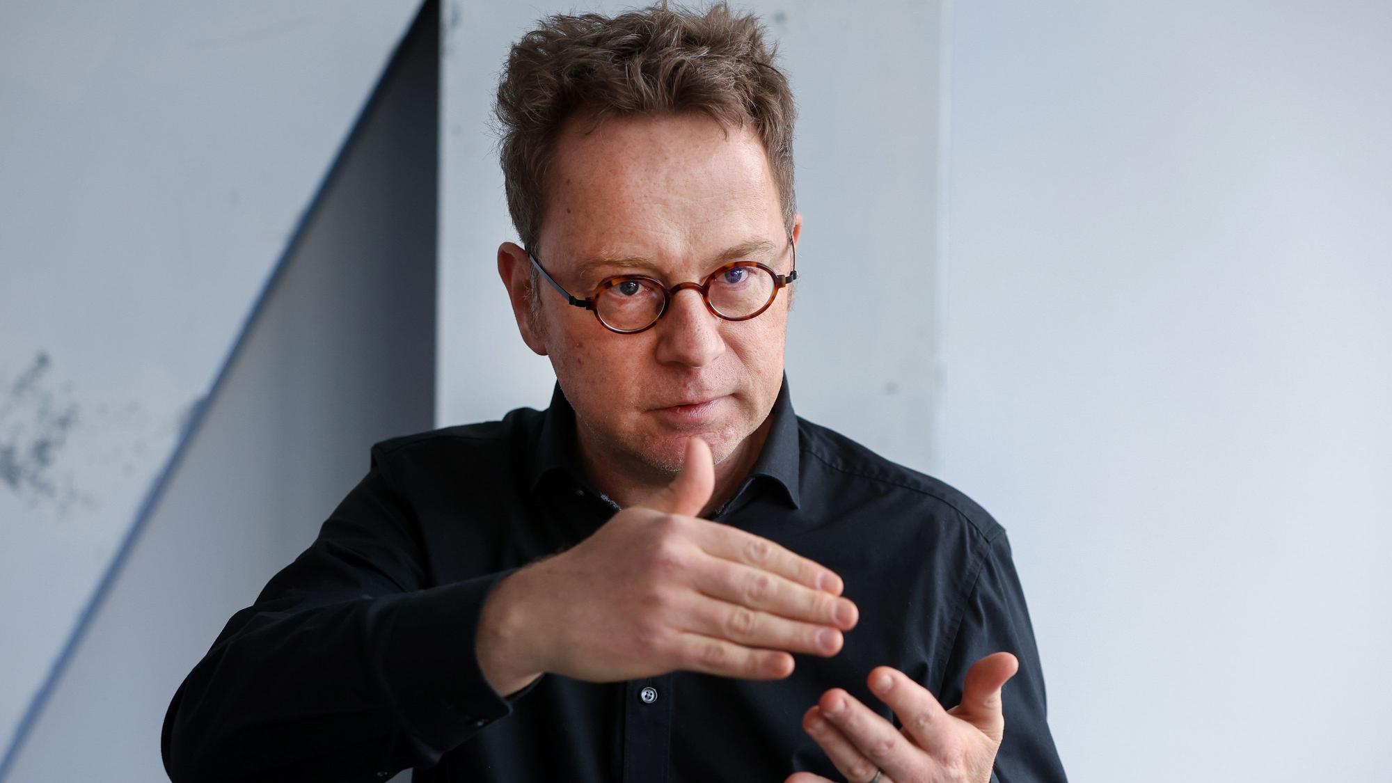 Schiedsrichter-Experte Alex Feuerherdt gestikuliert.