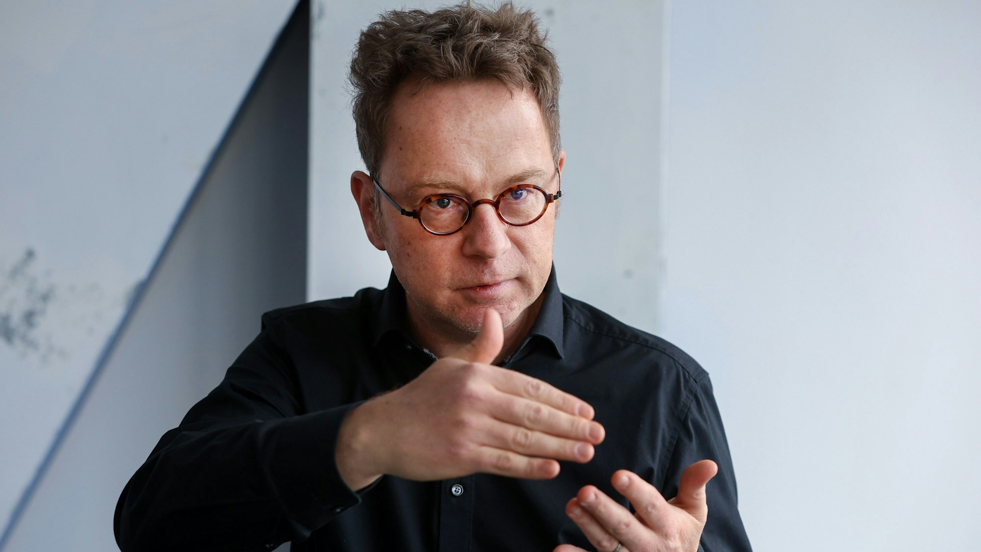 Schiedsrichter-Experte Alex Feuerherdt gestikuliert.