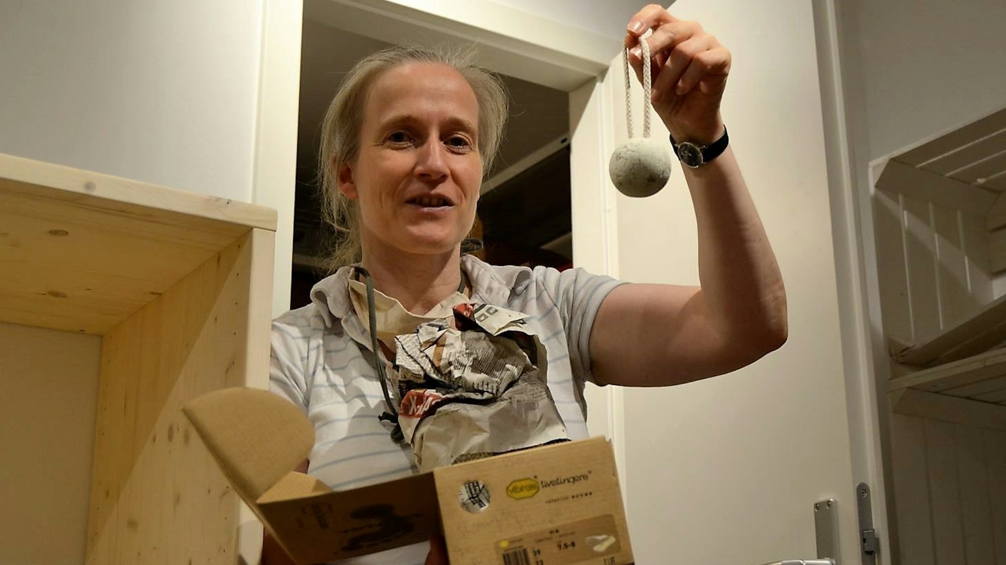 Jana Nehrlich zeigt eine Seife an der Kordel, die in Köln hergestellt wurde.