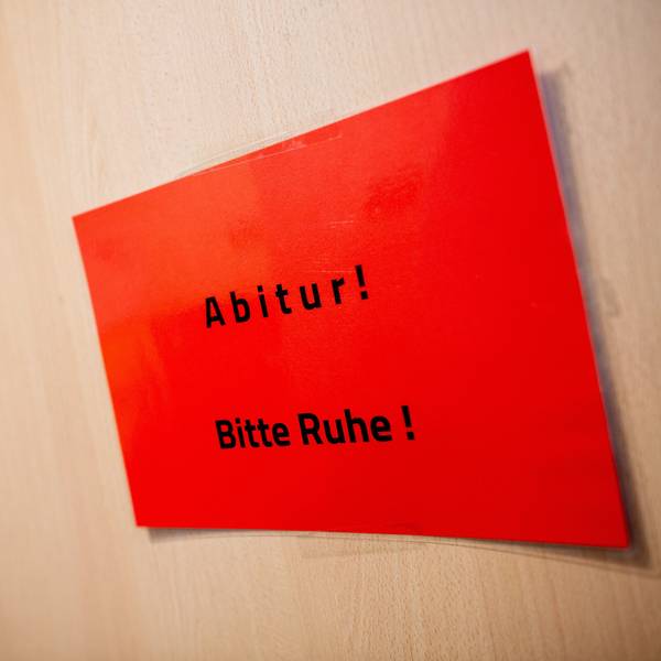 Ein Schild mit der Aufschrift ‚Abitur! Bitte Ruhe!‘ hängt während einer schriftlichen Abiturprüfung an einer Tür. (Symbolbild)