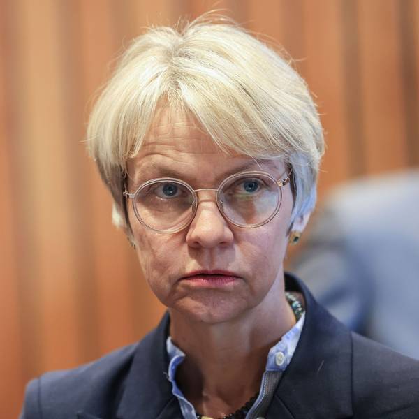 Dorothee Feller (CDU), Schulministerin, steht im Schulausschuss des Landtags in Nordrhein-Westfalen.